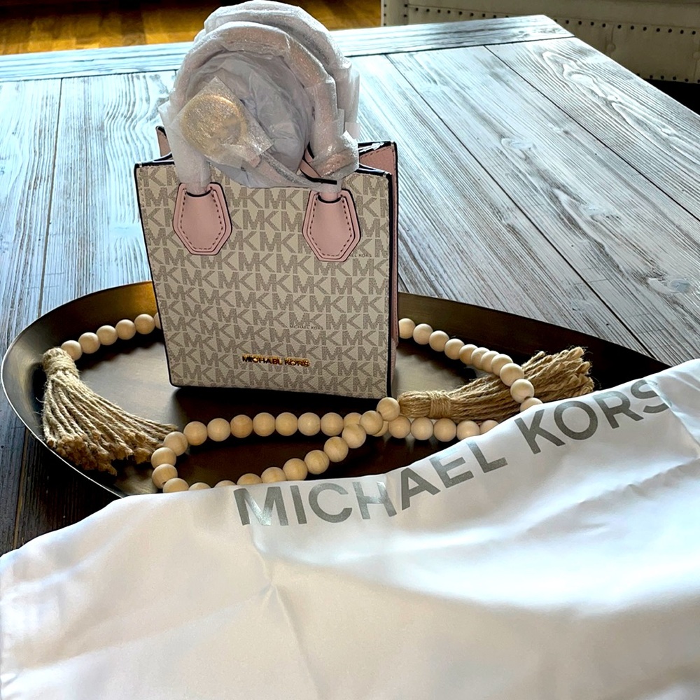 MICHAEL KORS
Mercer Extra-Small Logo and Leather Cross Body Bag NWT